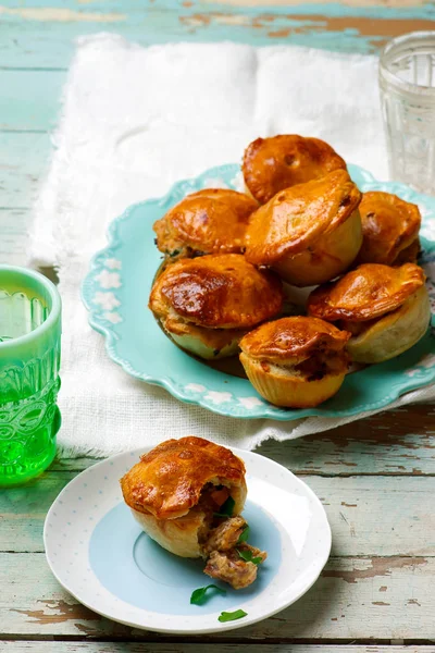 Mini frango, xerez e ervas pies.style rústico — Fotografia de Stock