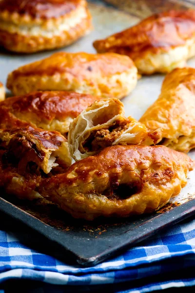 Cheesy marken nötkött empanadas... rustik stil — Stockfoto