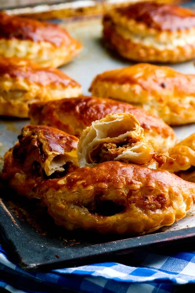 Empanadas de carne molida con queso.. estilo rústico —  Fotos de Stock