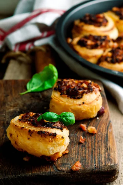 Bacon Cheeseburger Pizza Pinwheels... seçici odak