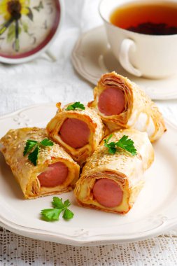 bir breackfast için silindir Mini değirmenler peynirli sosis