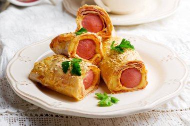 bir breackfast için silindir Mini değirmenler peynirli sosis