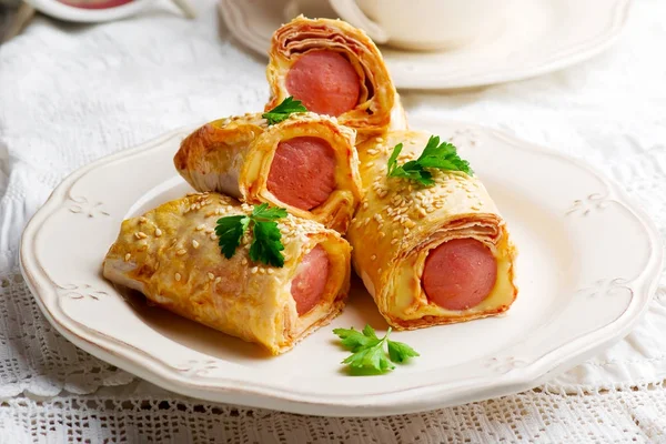 Salchichas con queso en lavash para un breackfast —  Fotos de Stock