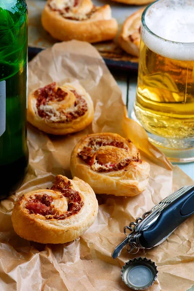 Rollos de hojaldre con queso y salami . —  Fotos de Stock