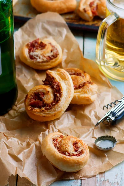 Rollos de hojaldre con queso y salami . —  Fotos de Stock