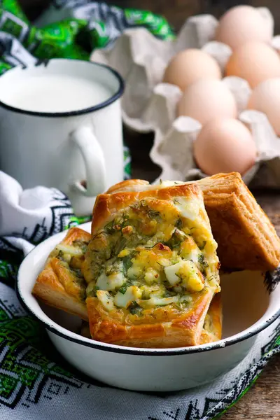 Слоеные пироги с яйцами и зеленью — стоковое фото