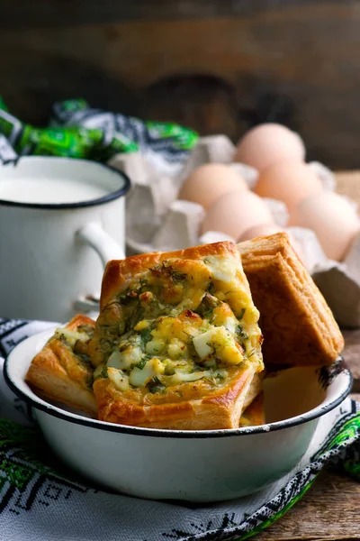 鸡蛋和绿色的酥皮馅饼 — 图库照片