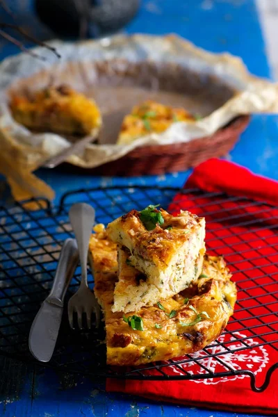 Wurstkartoffelpie.Selektiver Fokus — Stockfoto