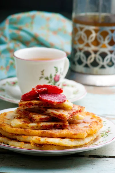 Gâteaux plats au fromage avec salami.. style rustique — Photo