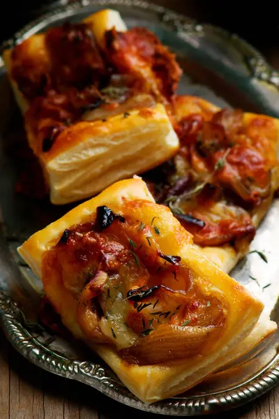 Cebola e queijo sopro tarts.style rustic.selective foco — Fotografia de Stock