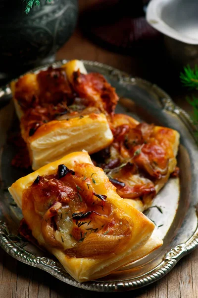 Cibulkou a sýrem z listového tarts.style rustic.selective zaměření — Stock fotografie