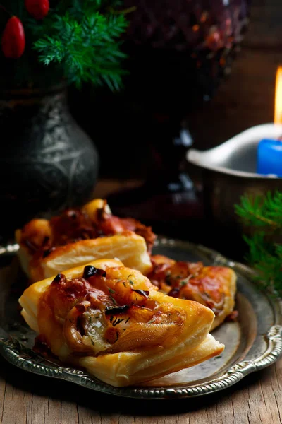 Onion and cheese puff tarts.style rustic.selective focus — Stock Photo, Image