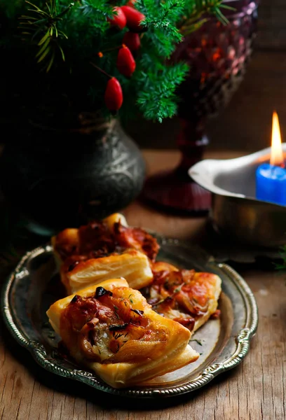 Feuilleté d'oignon et fromage tarts.style rustic.selective focus — Photo