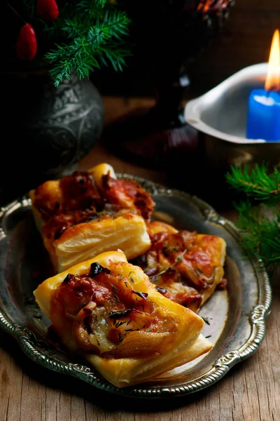 Feuilleté d'oignon et fromage tarts.style rustic.selective focus — Photo