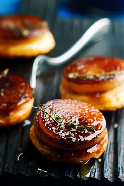 Tarta de cebolla tatin.style rústico . — Foto de Stock