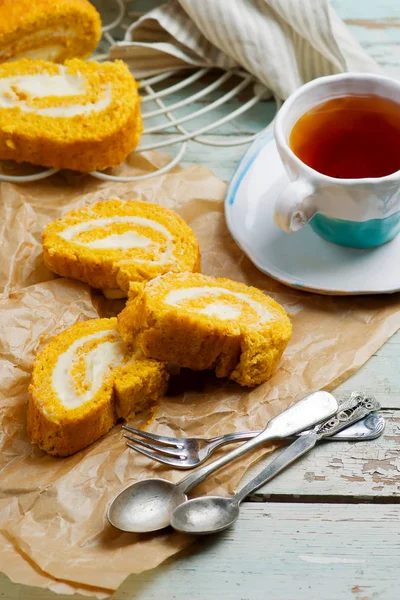 クリーム チーズとかぼちゃのロールケーキします。 — ストック写真