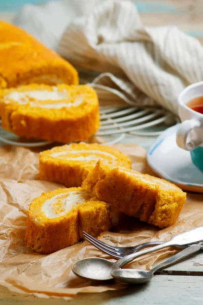 クリーム チーズとかぼちゃのロールケーキします。 — ストック写真