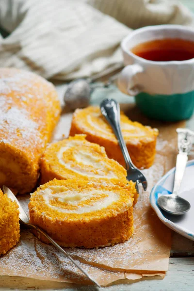 Rollo de pastel de calabaza con queso crema — Foto de Stock