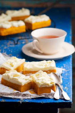 Krem peynir fristing çubuklarıyla kabak.