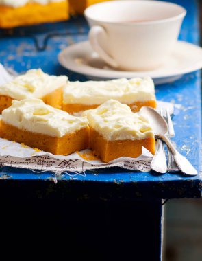 Krem peynir fristing çubuklarıyla kabak.