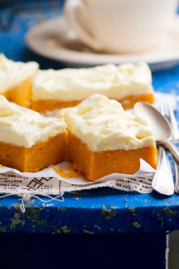 Krem peynir fristing çubuklarıyla kabak.