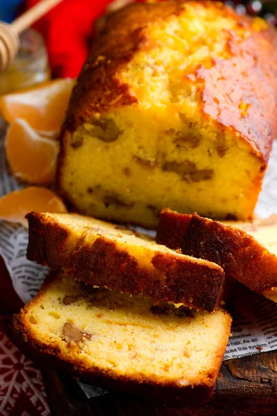 Tangerine Honey Walnut Cake. — Stock Photo, Image