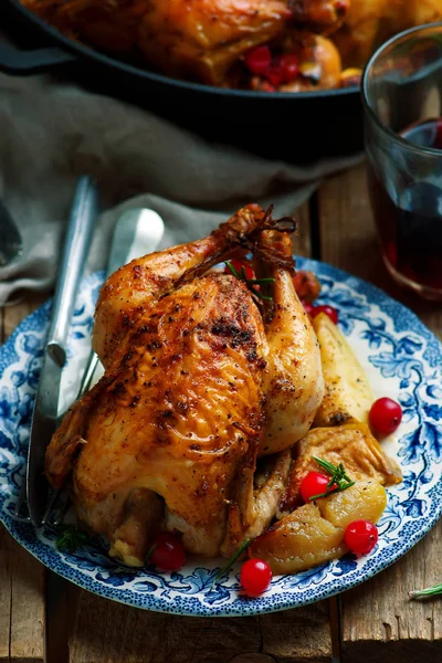 Preiselbeerapfel gefüllte Hühner — Stockfoto