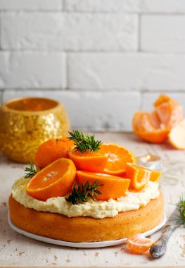 krem peynir frosting ile taze mandalina pasta.