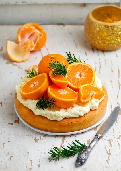 Frischer Mandarinen-Kuchen mit Frischkäse-Zuckerguss. — Stockfoto