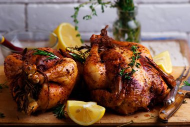 Sumak kızarmış tavuk limon ve sarımsak ile.