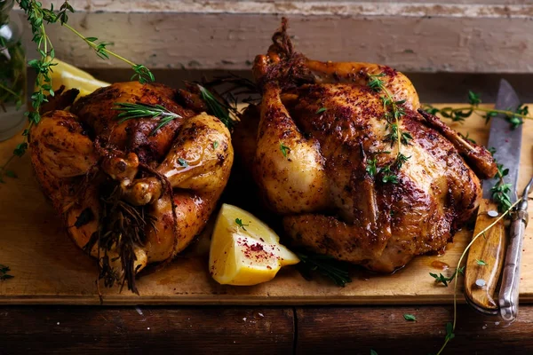 SUMAC ROAST CHICKEN COM LEMON E GARLIC . — Fotografia de Stock