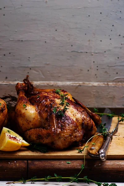 SUMAC ROAST CHICKEN WITH LEMON AND GARLIC. — Stock Photo, Image