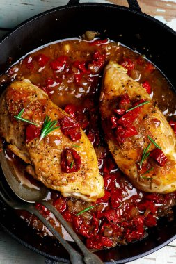 Güneş ile tavuk göğsü kurutulmuş domates sosu