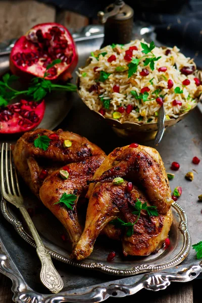 Pollo glaseado de miel persa y arroz con joyas —  Fotos de Stock