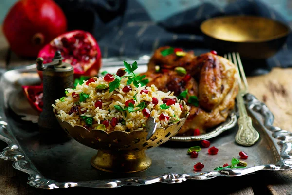 Pollo glaseado de miel persa y arroz con joyas —  Fotos de Stock