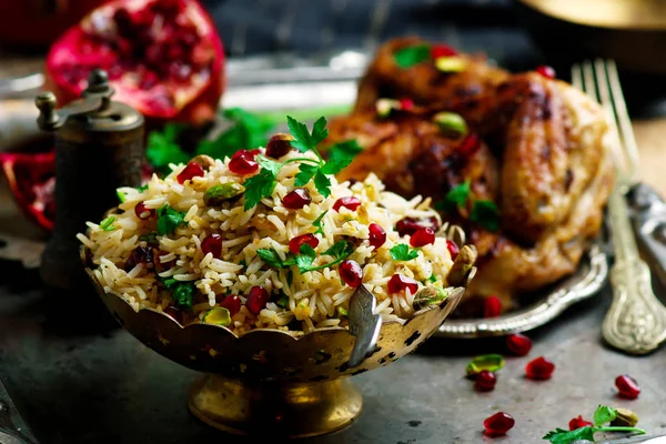 Персидский медовый цыпленок и ювелирный рис — стоковое фото