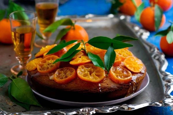 Madeira-Kuchen mit karamellisierten Mandarinen. Selektiver Fokus — Stockfoto