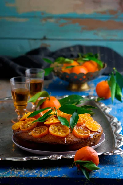 Torta di Madeira con mandarini caramellati.focus selettivo — Foto Stock