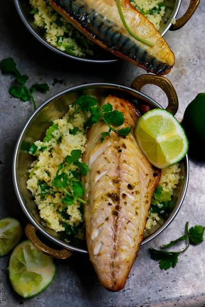 Makrela z grilla z harissa, rustykalne couscous.style kolendry — Zdjęcie stockowe