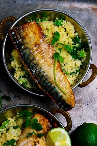 Grilovaná makrela s harissa, koriandr couscous.style rustikální — Stock fotografie