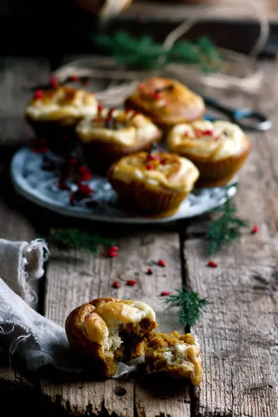 CUMPKIN CREAM CHEESE SWIRL MUFFINS . — Fotografia de Stock