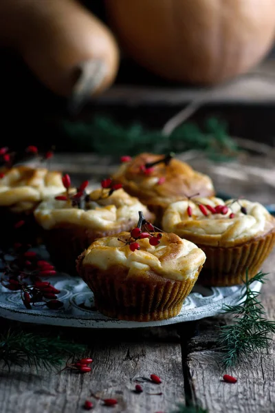 PUMPKIN CREAM CHEESE SWIRL MUFFINS. — Stock Photo, Image