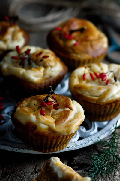 BOMBA CREMA QUESO SWIRL MUFFINS . — Foto de Stock