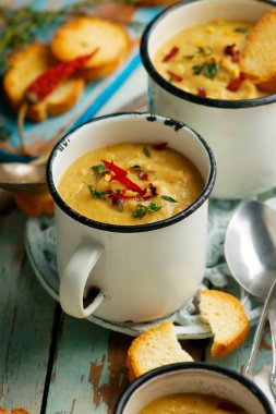 Baharatlı kırmızı mercimek ve kök sebze çorbası vegan