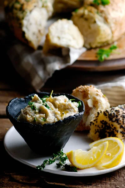 Salsa de frijol blanco con hierbas frescas . — Foto de Stock