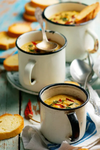 Zuppa di lenticchie rosse speziate e radici vegane — Foto Stock