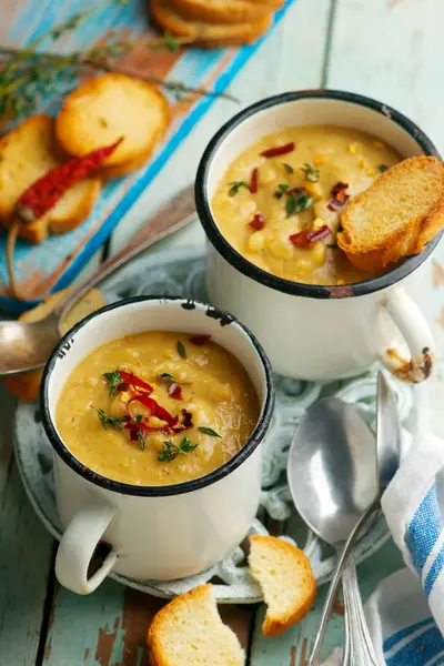 Lentilha vermelha temperada e sopa de vegetais raiz vegan — Fotografia de Stock