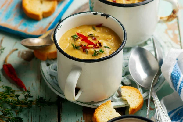 Zuppa di lenticchie rosse speziate e radici vegane — Foto Stock