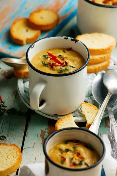 Zuppa di lenticchie rosse speziate e radici vegane — Foto Stock