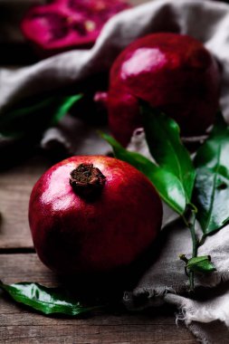 Taze organik jucy nar. Stil rustik. seçici odak.  